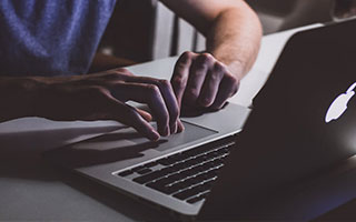 开云体育在线赛事直播-2018年首轮季后赛：库里在最后2分钟，连续投中三记三分，实现“鸟枪换炮”